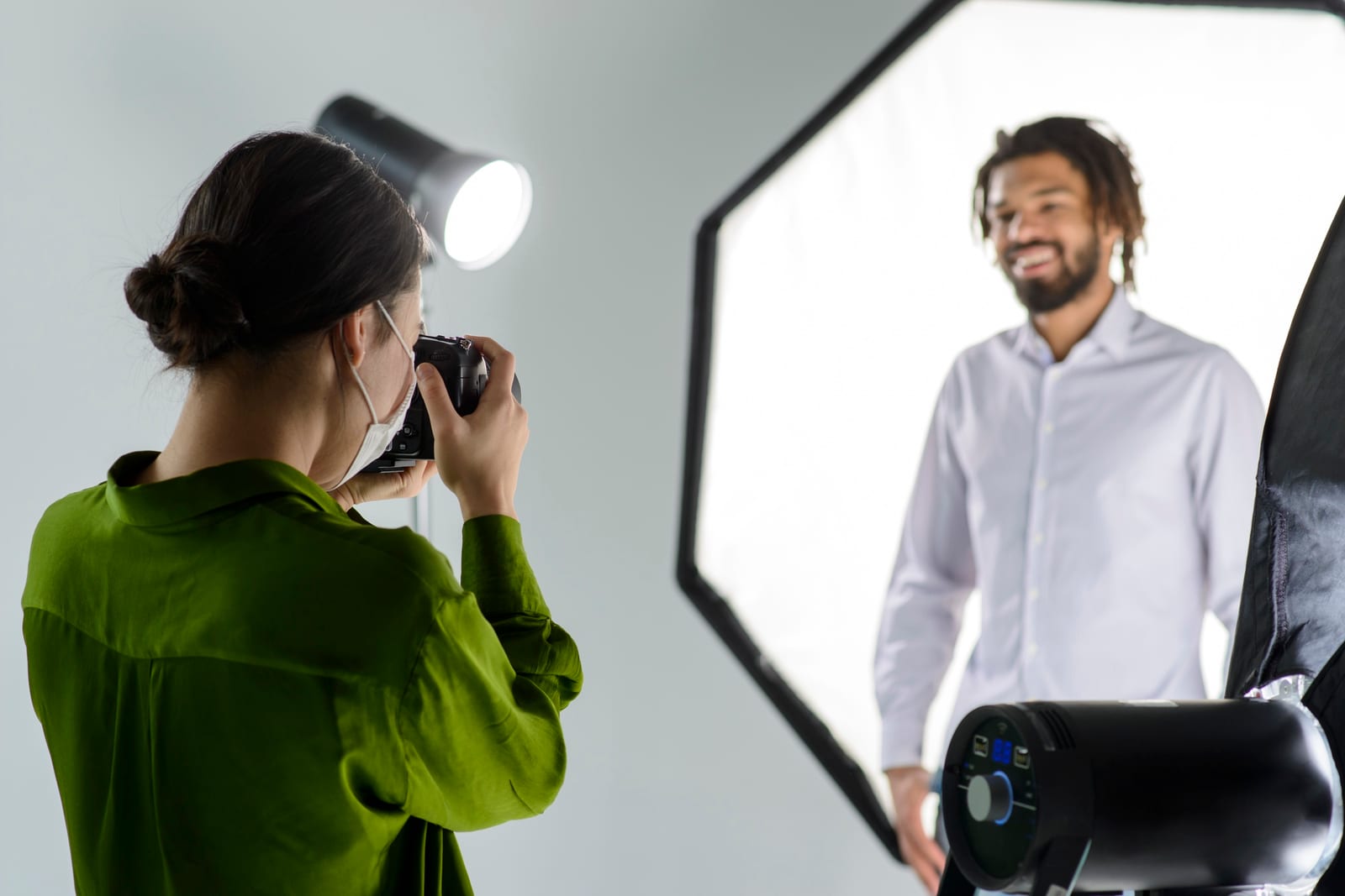 Modelo posando sorridente em estúdio fotográfico