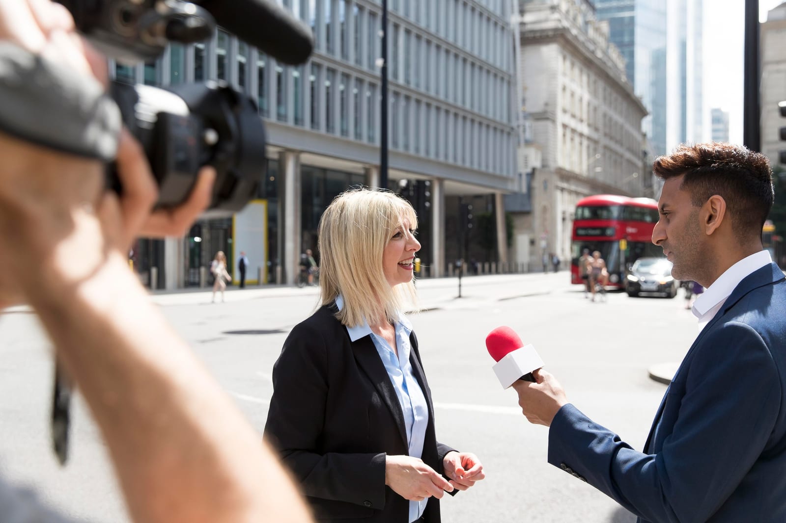 Repórter conduzindo uma entrevista em estúdio